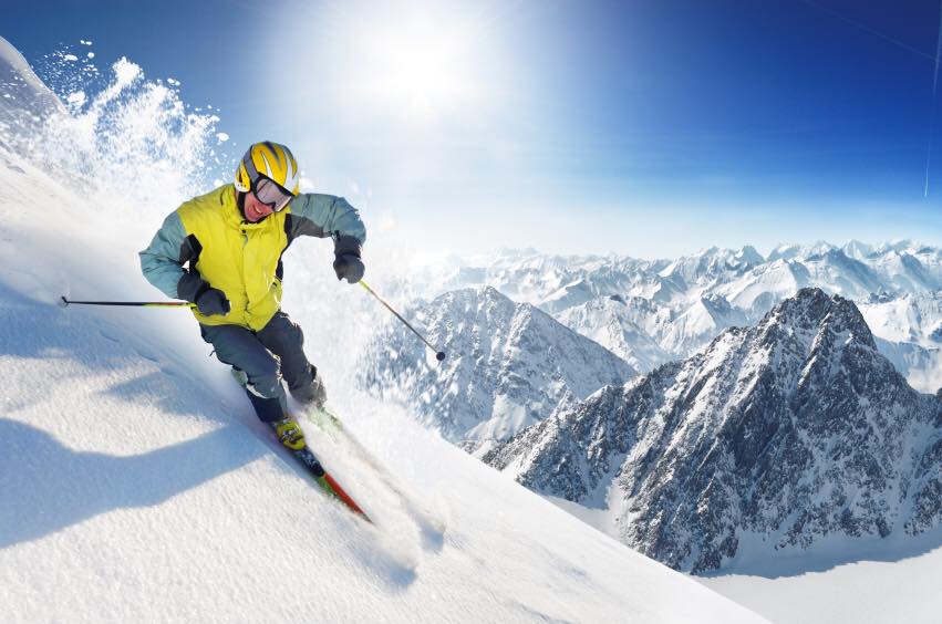 Skiër op een besneeuwde helling in de Oostenrijkse bergen